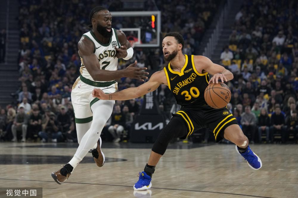 身负雪板和 身负雪板和